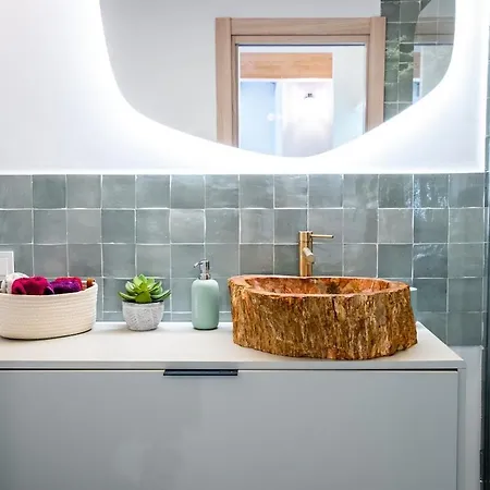 House In The Old Town Of With Private Pool And Free Parking 아파트 *